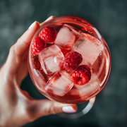 bubbels wijn met frambozensmaak J'adore in een blikje, een bijzonder wijn cadeau in een handige 6-pack verpakking